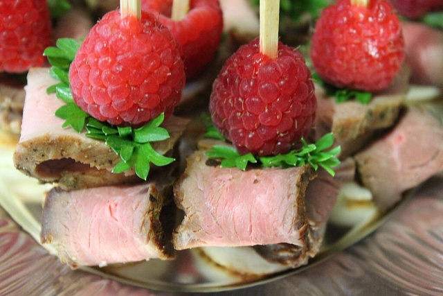 Канапе из языка с соусом Малиновый чатни