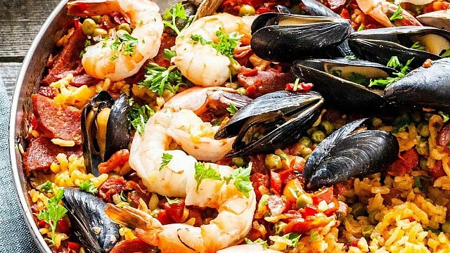 Паэлья Классическая из морепродуктов и курицы в казане