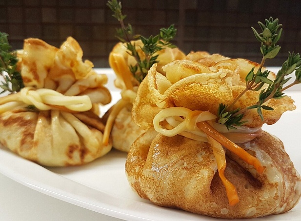 Блинный мешочек с грибным жульеном