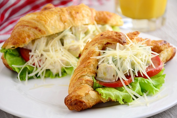 Круассан-мини с куриным рулетом и сыром