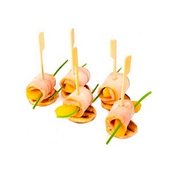 Канапе с копченой индейкой и консервированным персиком