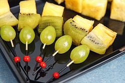 Фрукты на шпажках