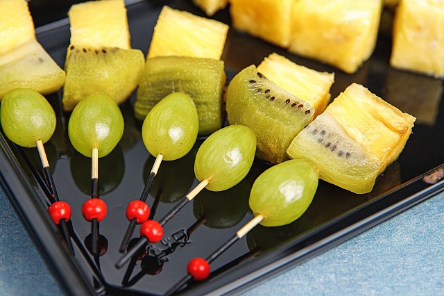 Фрукты на шпажках