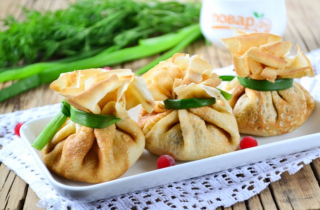 Блинный мешочек с куриным жульеном