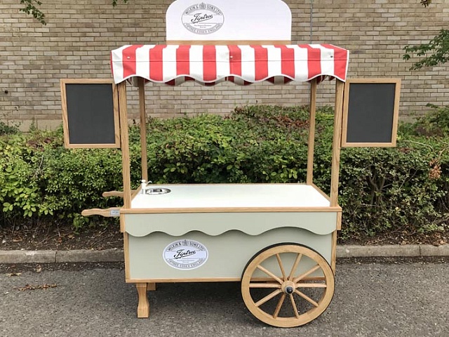 Деревянная тележка с мороженым
