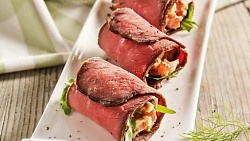 Рулетики Мини из говядины с кедровыми орешками и шпинатом