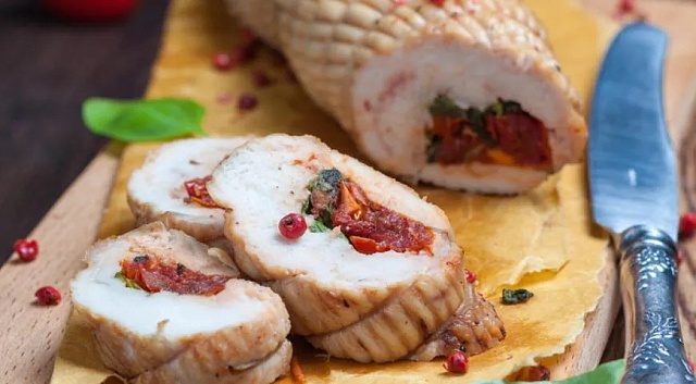 Поркетта с куриным рулетом и вялеными томатами