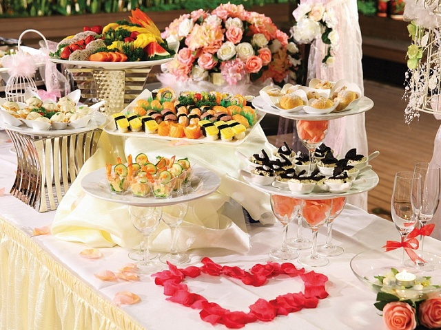 Как организовать фуршет на свадьбе