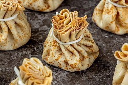 Блинный мешочек с копченой курицей и крем-чизом