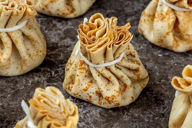 Блинный мешочек с копченой курицей и крем-чизом