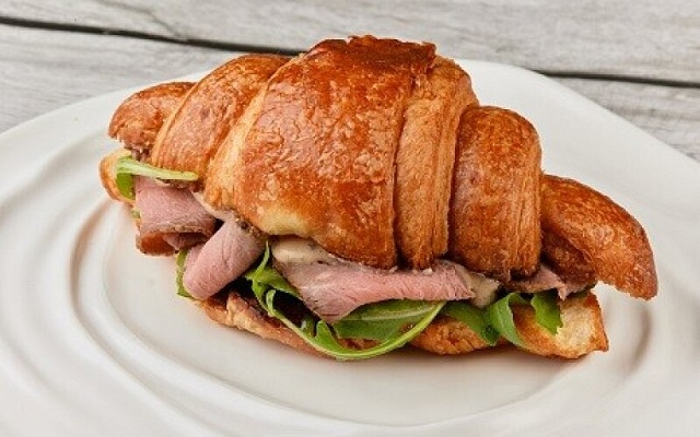 Круассан-мини с ростбифом