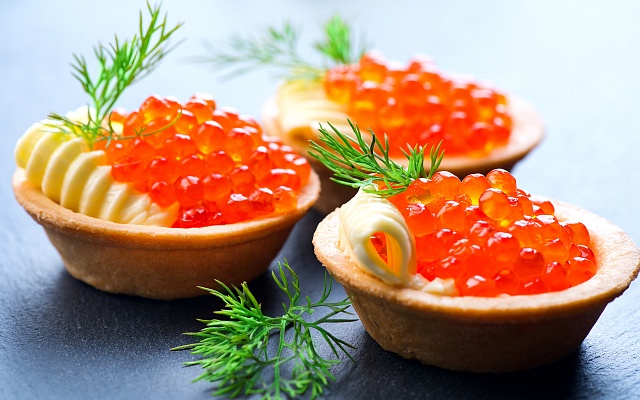 Тарталетка с красной икрой