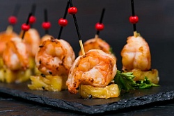 Канапе мини Тигровая креветка на ананасе