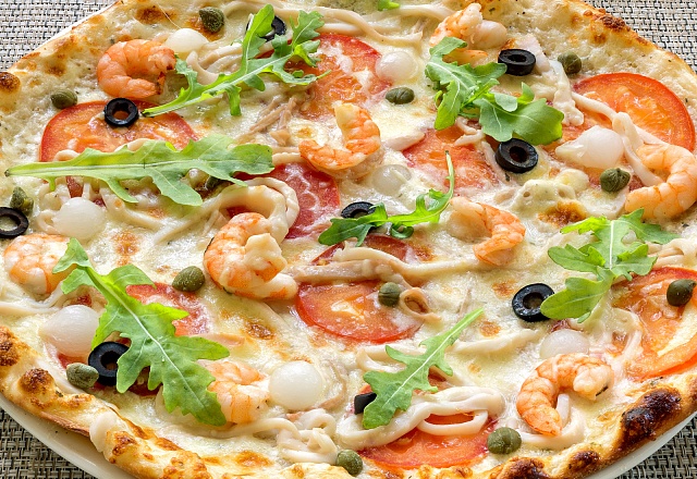 Пицца с красной рыбкой и тигровыми креветками