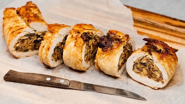 Мини-рулет из филе индейки с грибами и сыром