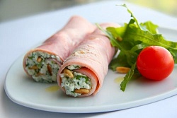 Рулетики Ветчинные с кедровыми орешками и шпинатом