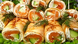 Рулетики из блинчиков с семгой