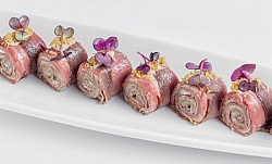 Рулетики Мини из говядины с трюфельным крем чизом