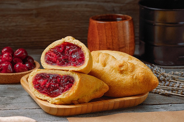 Пирожок с вишней