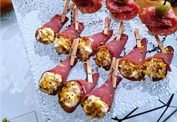 Рулетики Саше из сыровяленой говядины с трюфельным кремом и фисташкой