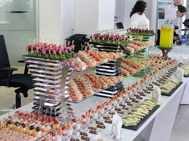 Как организовать фуршет на работе