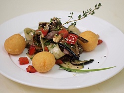 Салат из ростбифа с сырными крокетами