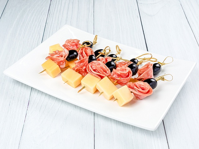  Канапе с Скаморца и Сальчичон