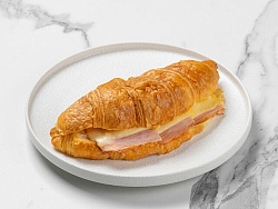 Круассан-мини с рулетом из индейки и сыром