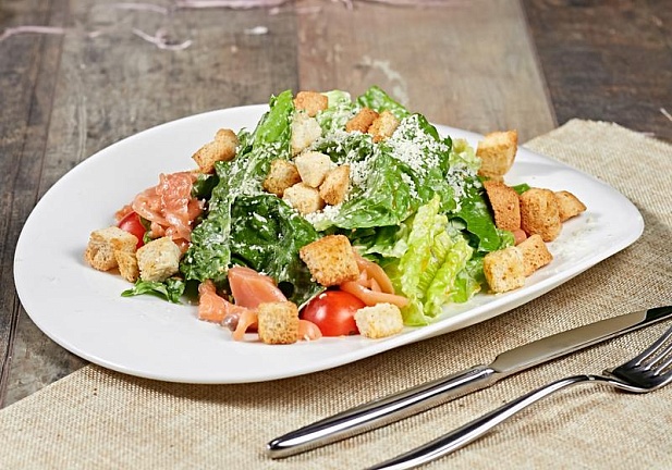Салат Цезарь с семгой
