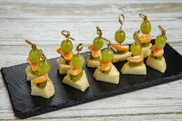 Фрукты на шпажках