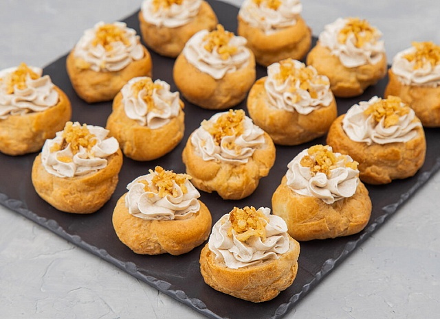 Профитроли с рийетом из тунца