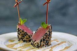 Филе тунца обжаренное в кунжуте с трюфельным соусом